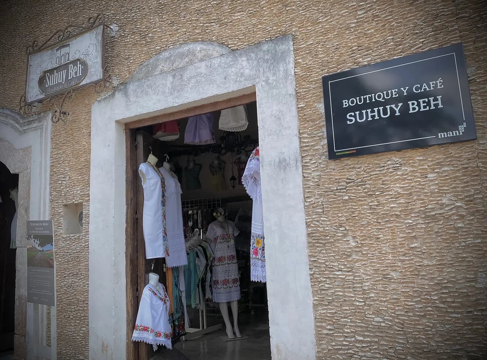 Entrada de una tienda de ropa bordada en Maní, Yucatán, con hipiles en maniquíes