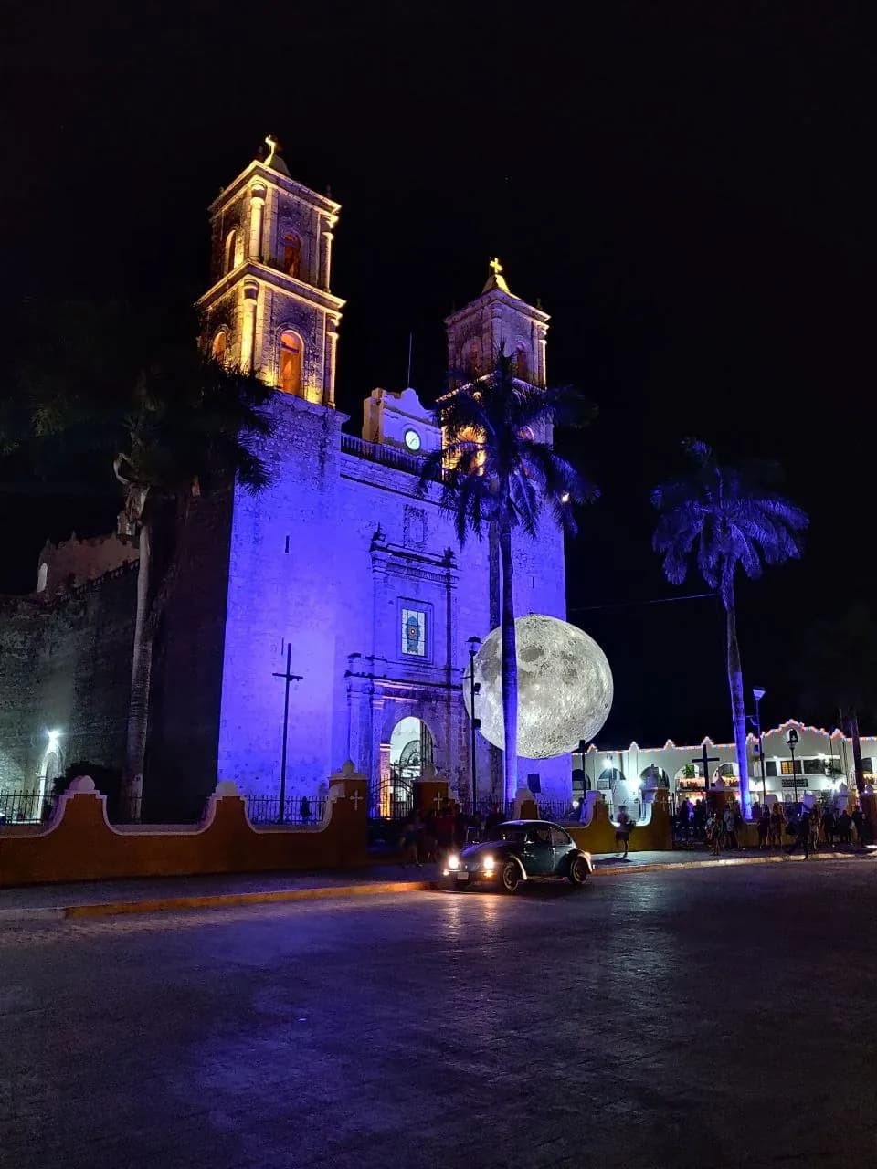 Luna FILUX 2022 en atrio de Valladolid