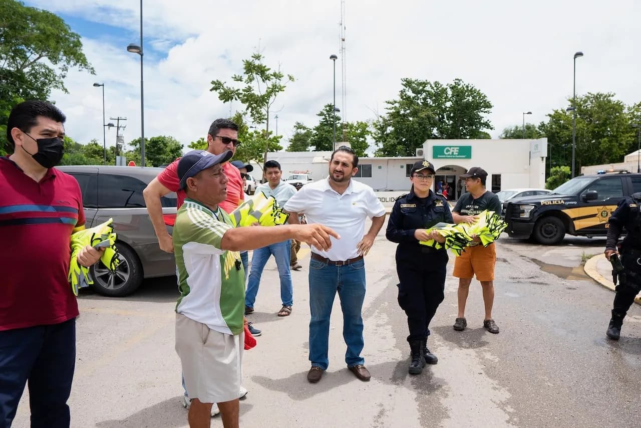 Empresarios de ARVAY donan chalecos de seguridad para prevenir accidentes, foto 3 de 6