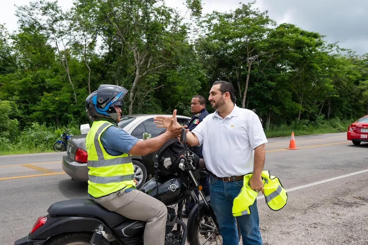 Empresarios de ARVAY donan chalecos de seguridad para prevenir accidentes, foto 2 de 6