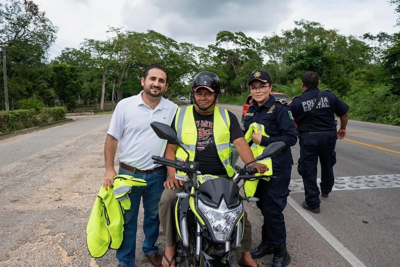Empresarios de ARVAY donan chalecos de seguridad para prevenir accidentes, foto 4 de 6