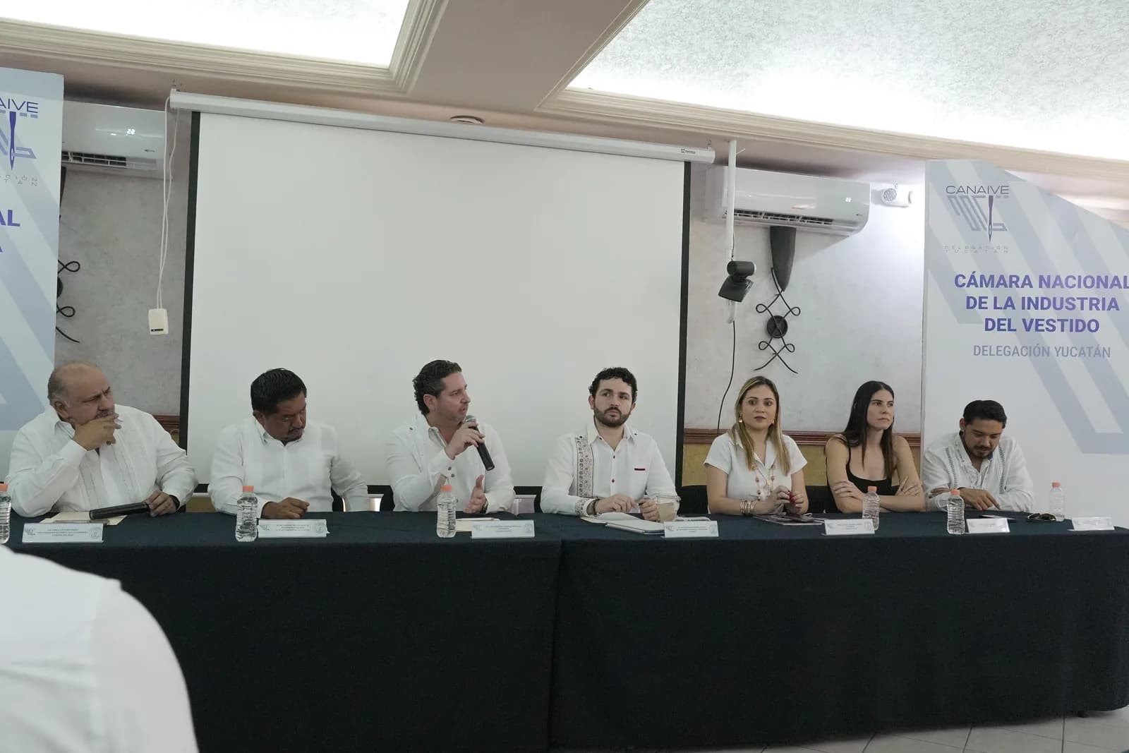 CANAIVE presenta pasarela en Valladolid en la 12ª edición del Día de la Guayabera este 21 de Marzo, foto 1 de 6