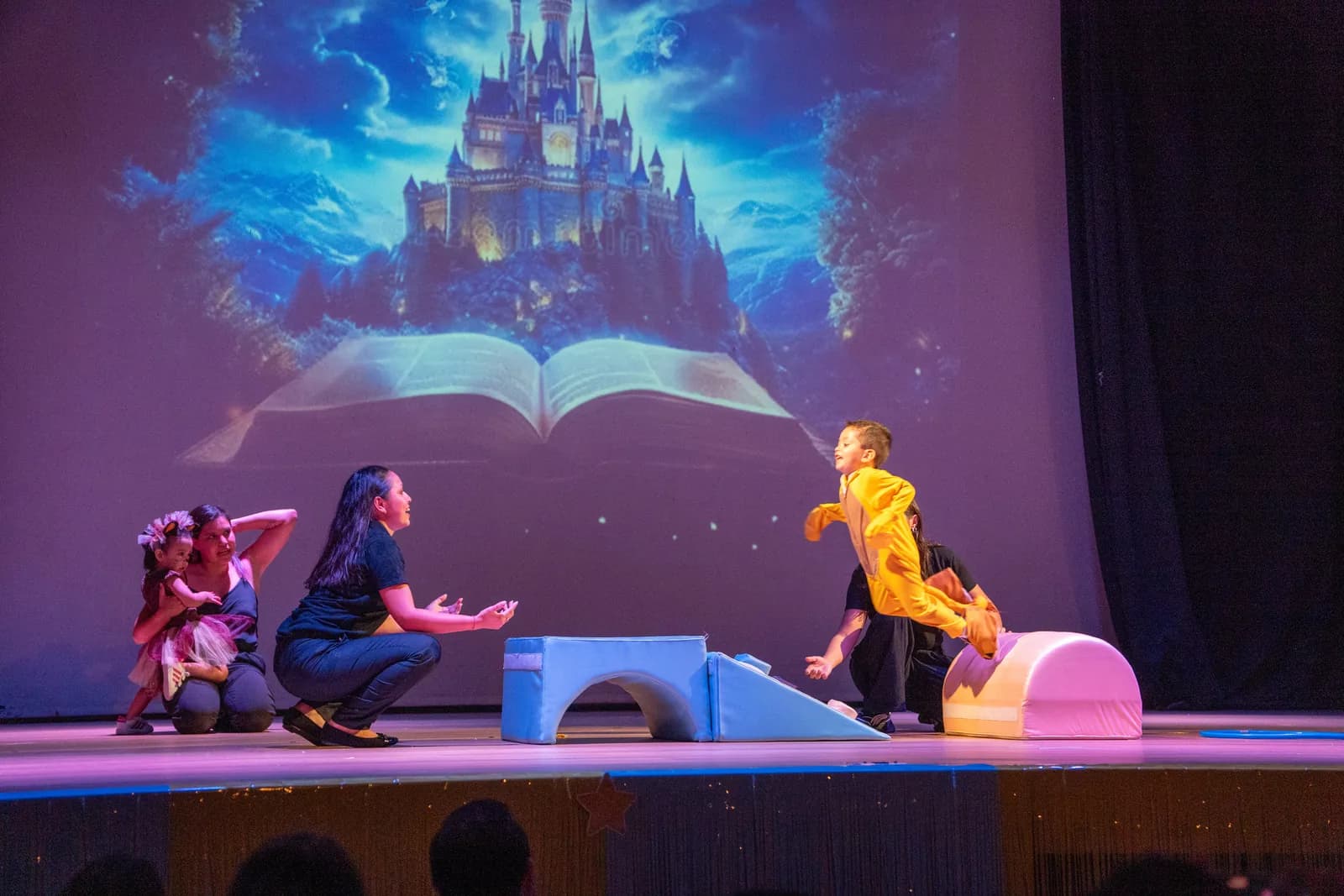 Un Viaje Mágico por el Mundo de Disney: BeeKids Maternal celebra su Festival de Fin de Curso 2025, foto 2 de 9