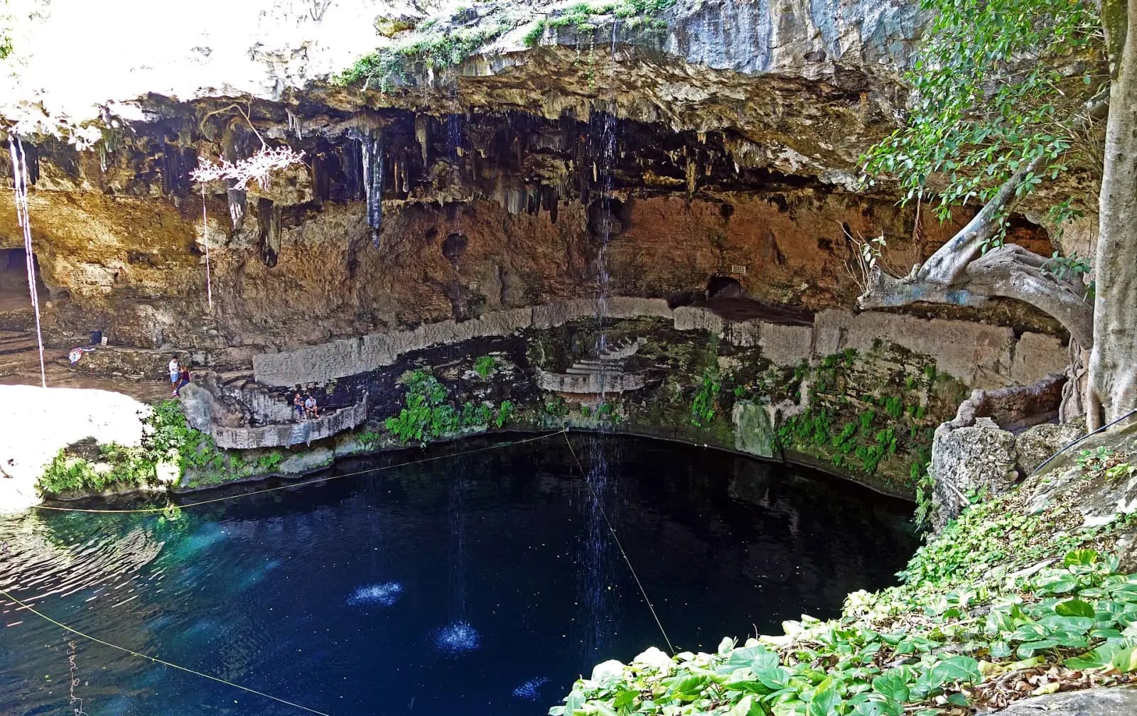 Agua azul y bóveda de roca del Cenote Zací, en el centro de Valladolid, Yucatán