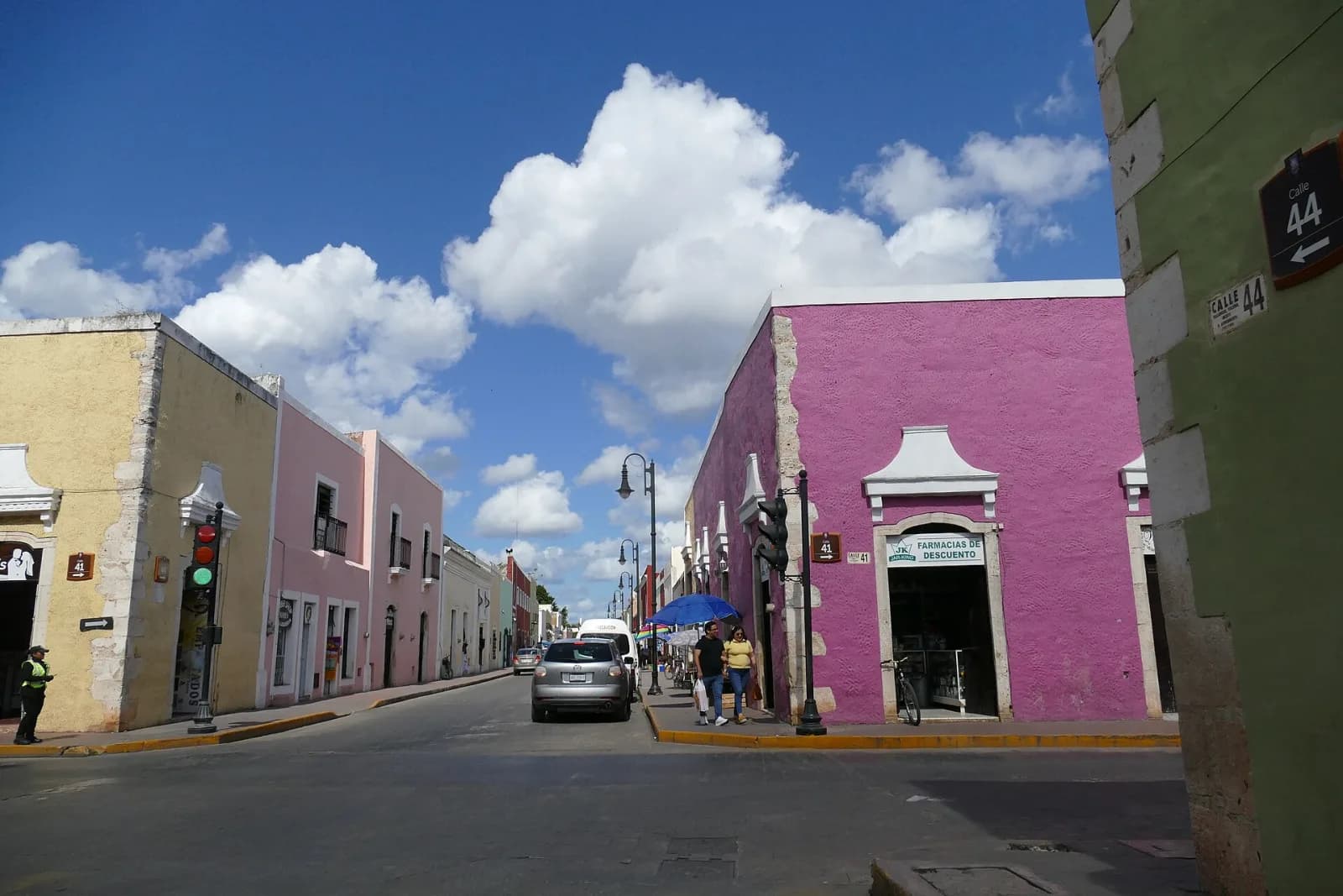 Casas pintadas de amarillo, rosa y morado en la esquina de las calles 41 y 44 de Valladolid