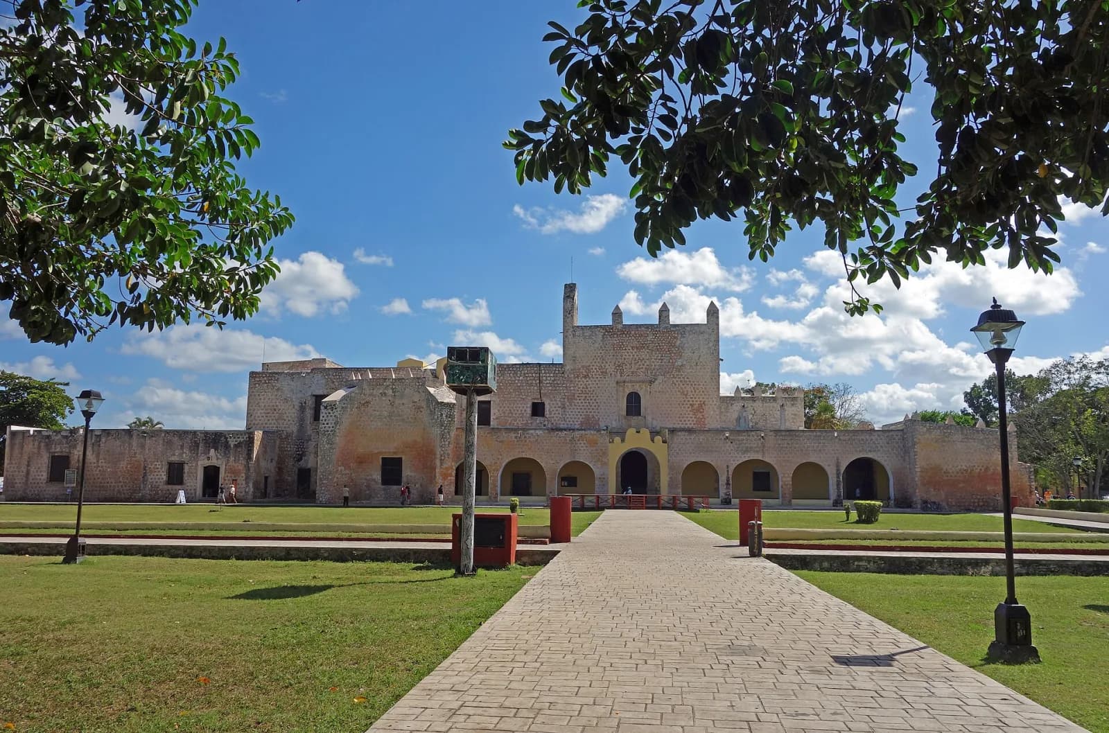 Ex convento de San Bernardino de Siena y su arquería al fondo del Parque de Sisal, Valladolid, Yucatán
