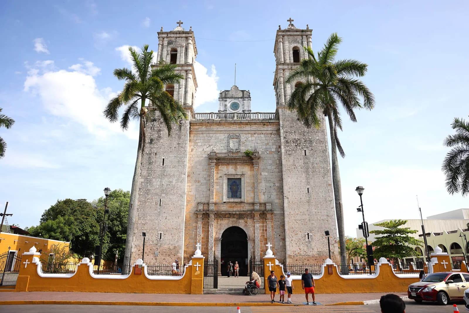 Fachada de la iglesia de San Servacio con sus dos torres y palmeras, frente a la plaza principal de Valladolid