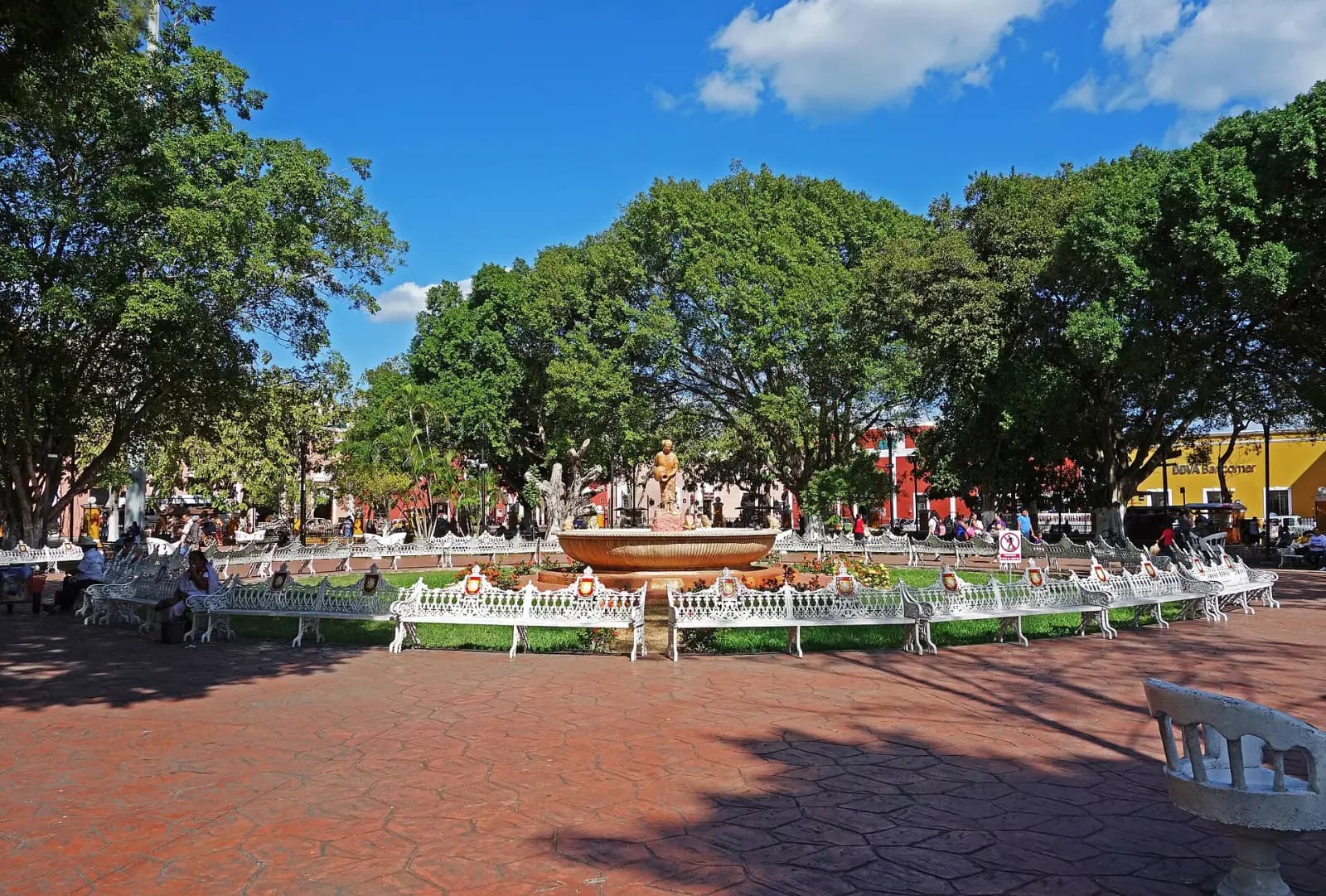 Fuente y jardines del Parque Francisco Cantón Rosado, la plaza principal de Valladolid