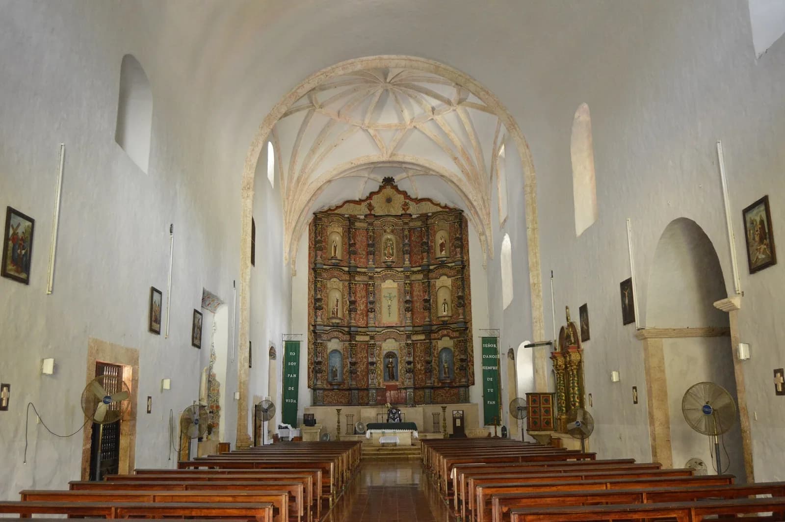 Nave y retablo dorado del templo de San Bernardino de Siena en Valladolid, Yucatán
