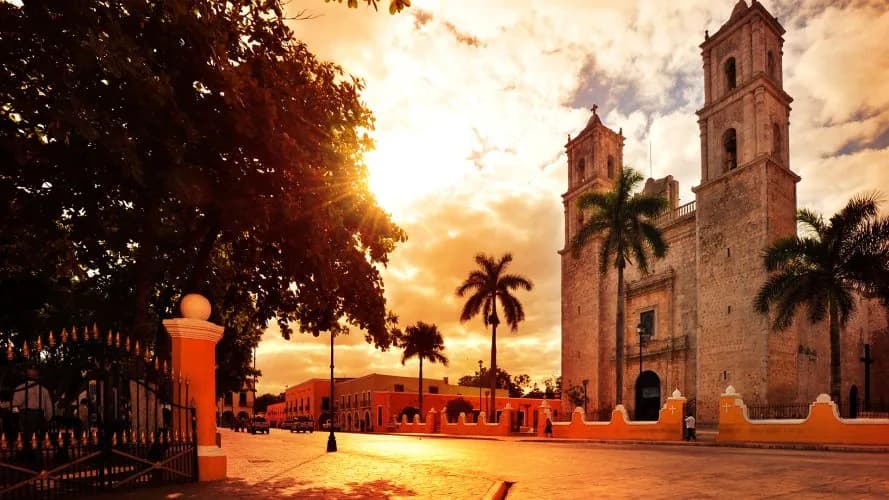 Iglesia de San Servacio al atardecer desde el parque principal de Valladolid