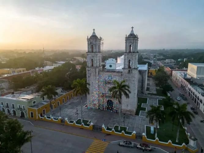 Vista aérea de la iglesia de San Servacio al amanecer en Valladolid