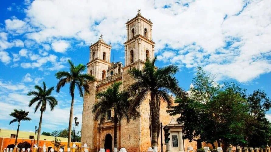Iglesia de San Servacio con palmeras y cielo azul en Valladolid
