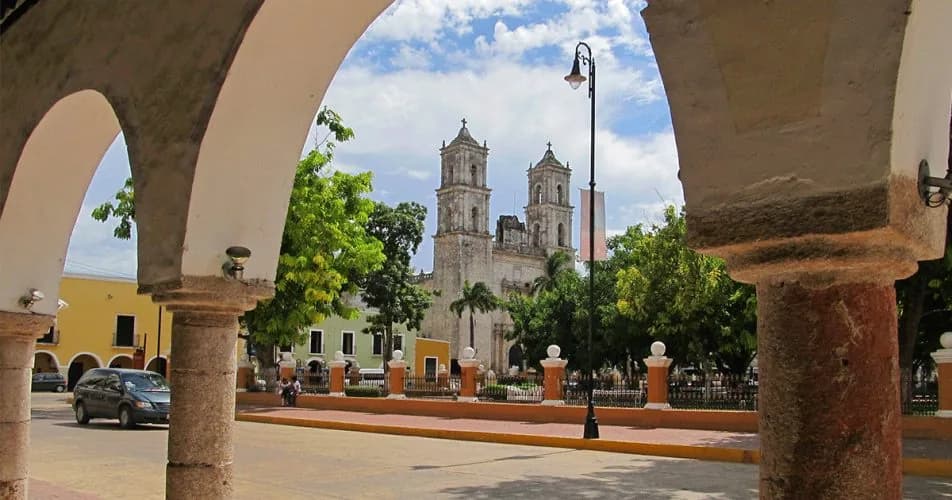 Iglesia de San Servacio vista desde los arcos del parque principal de Valladolid