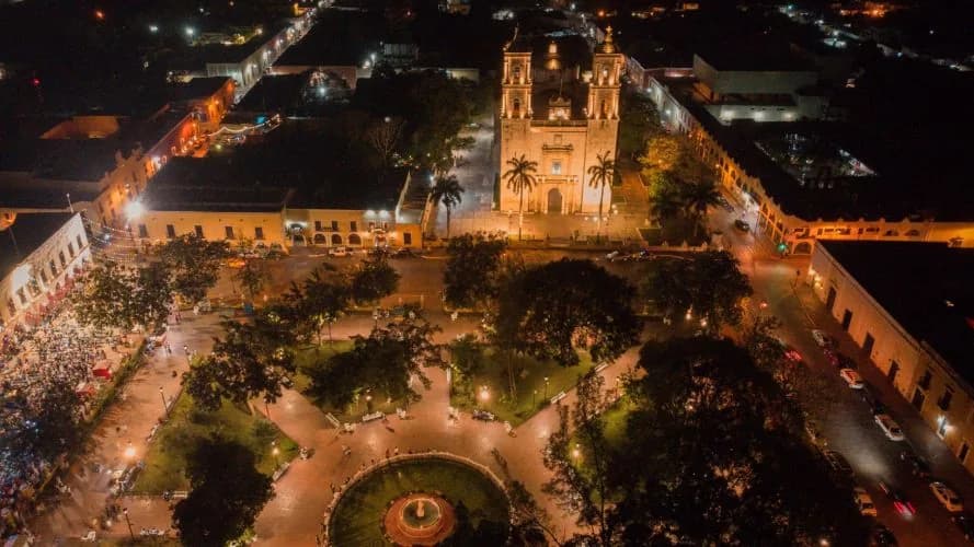 Vista aérea nocturna del parque principal y la iglesia de San Servacio en Valladolid