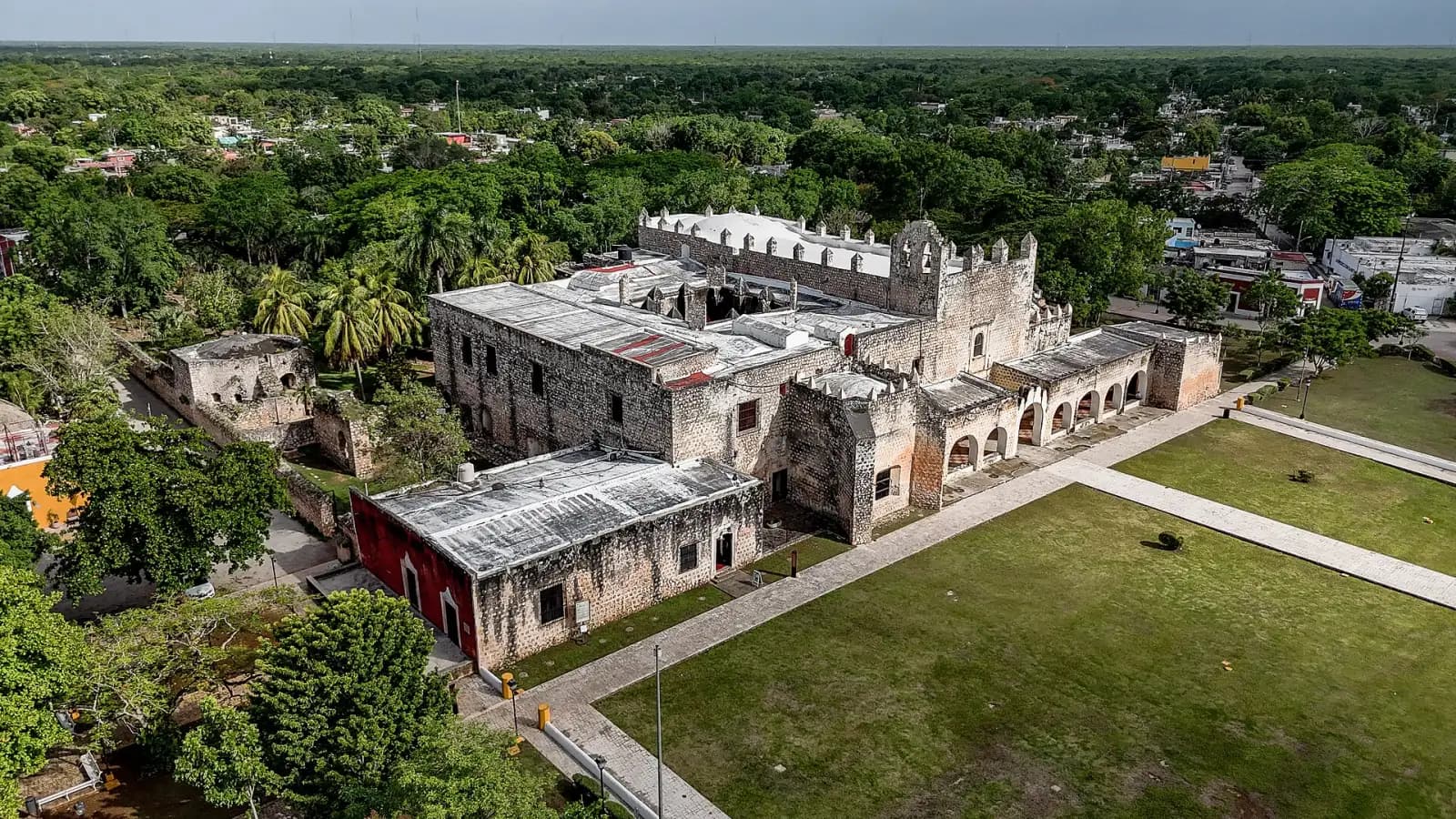 Vista aérea del convento de San Bernardino de Siena rodeado de árboles en el barrio de Sisal, Valladolid