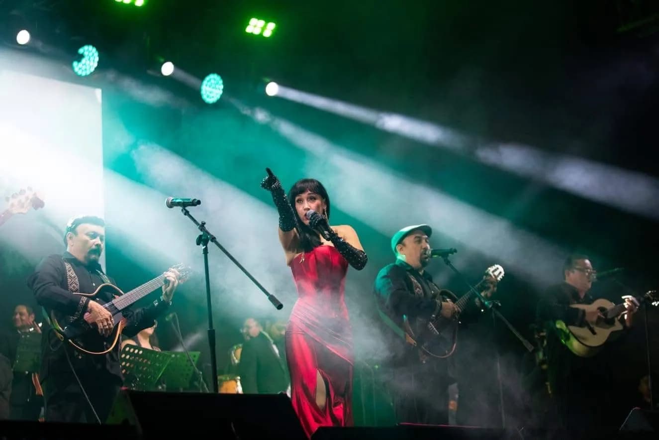“Manzanero Regresa a Casa”: Un mar de emociones en la Plaza Grande por el Mérida Fest, foto 2 de 3