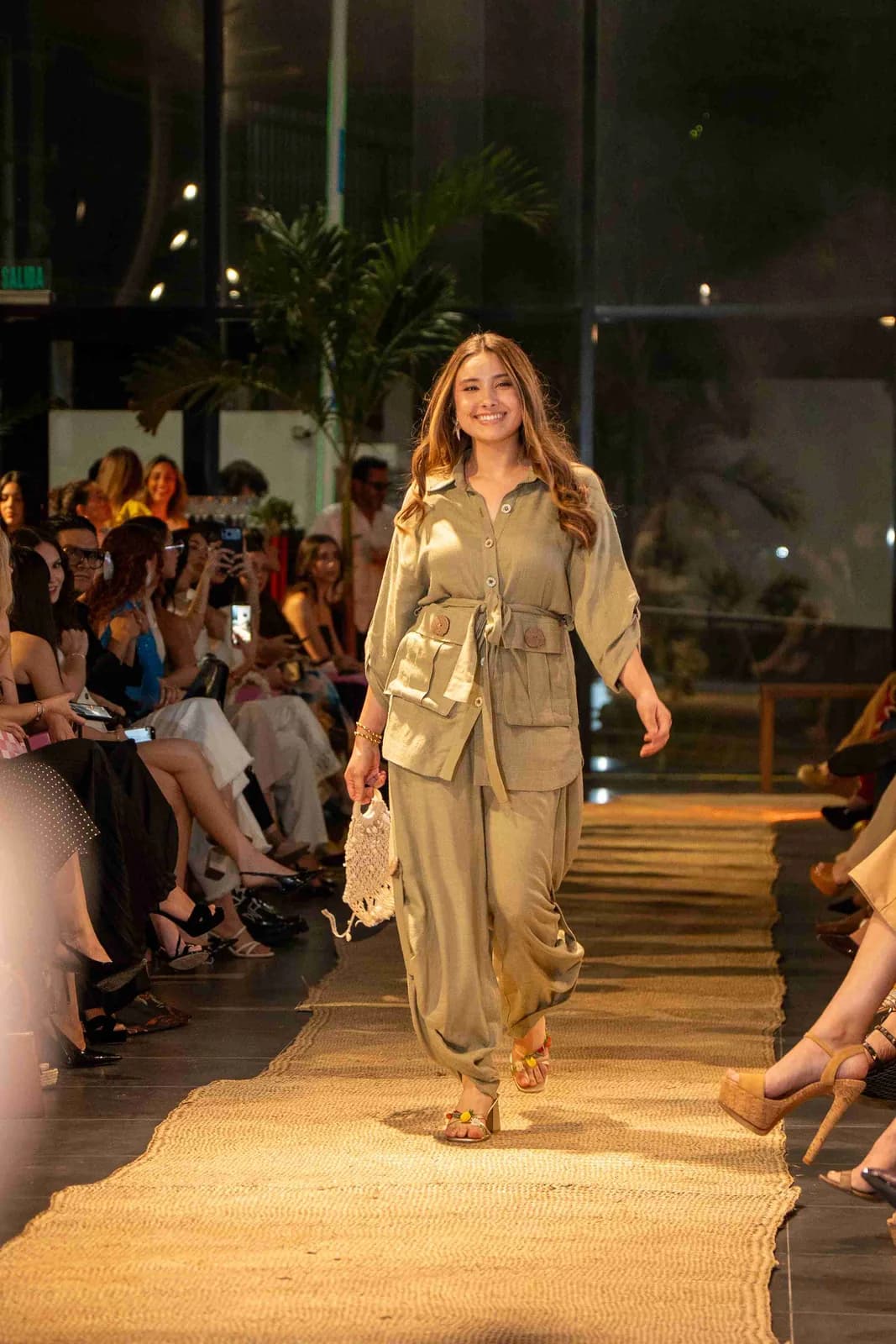 Vero Díaz Origen presenta “Palmar Runway” una noche de moda, estilo y experiencias sensoriales✨, foto 7 de 14