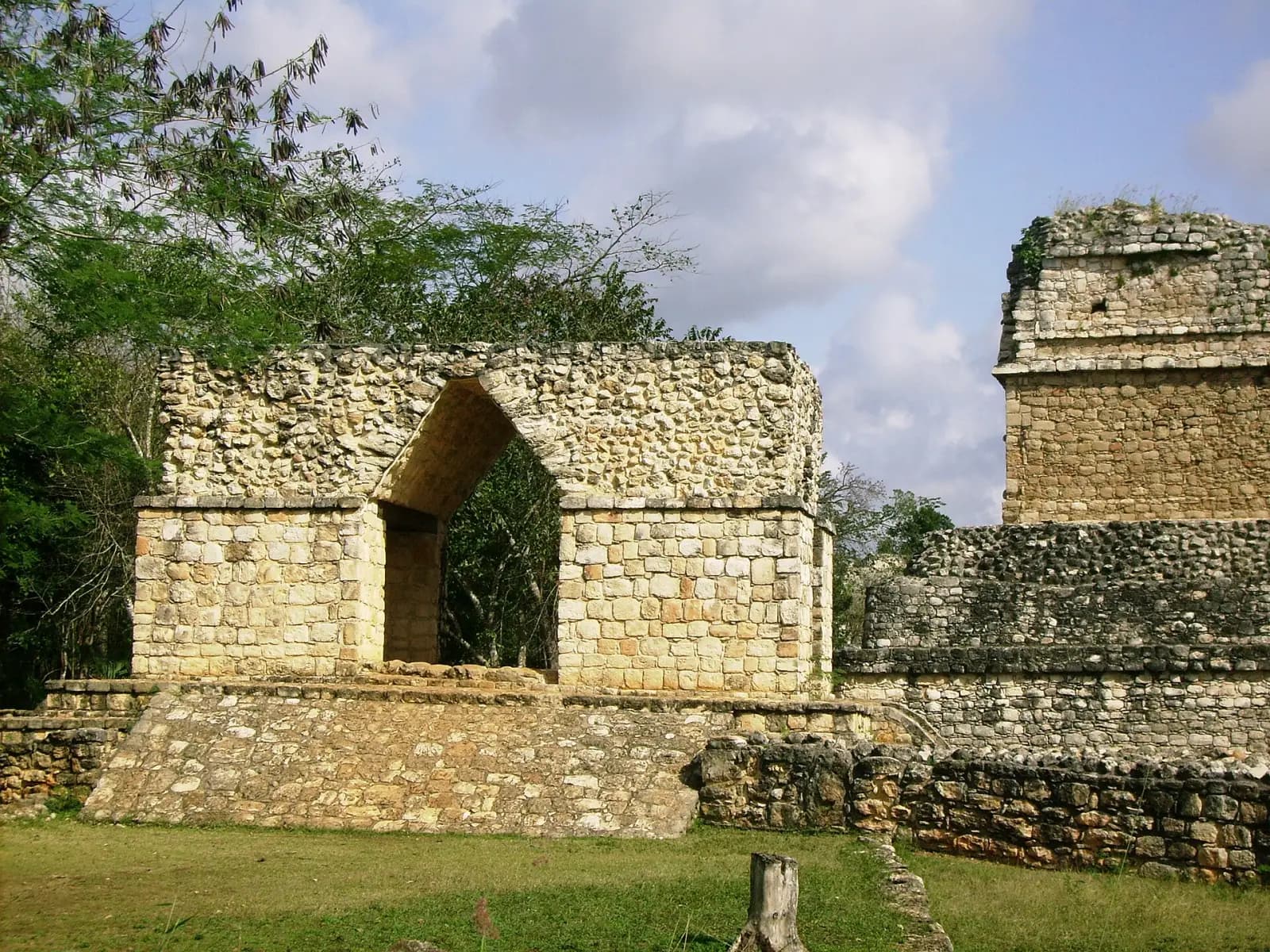 Arco maya de entrada a la zona arqueológica de Ek Balam, Yucatán