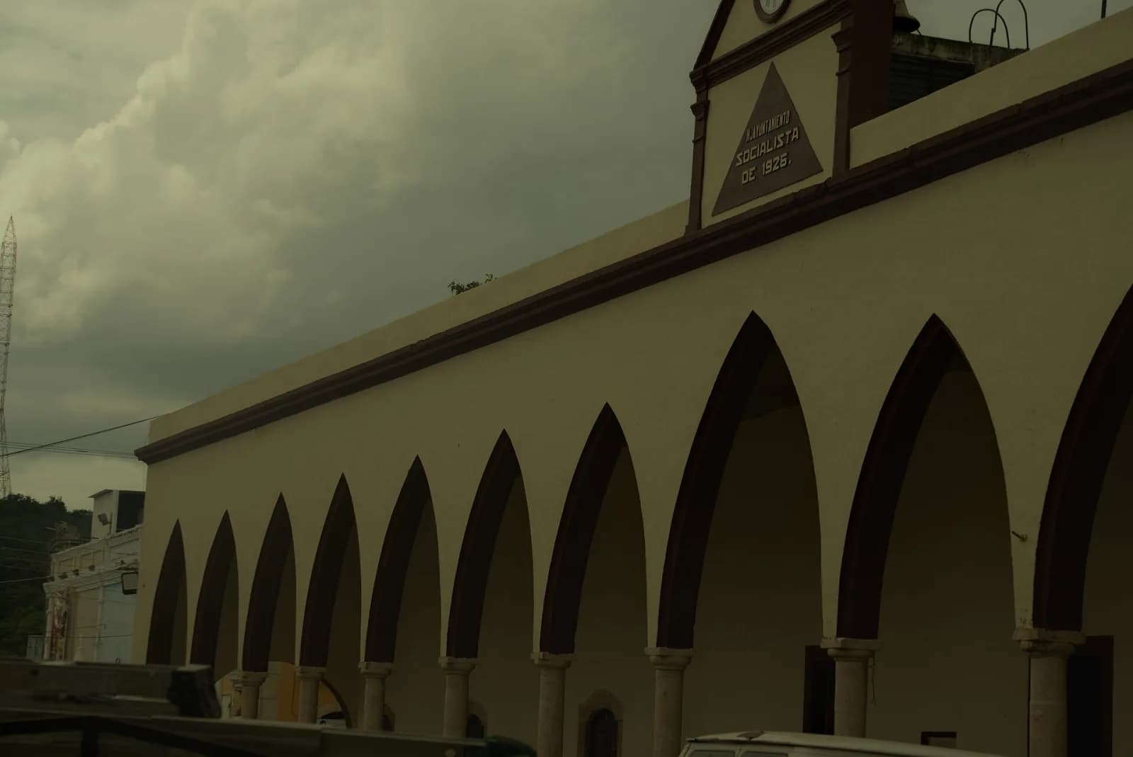 Arcos y frontón del palacio municipal de Tekax en una tarde nublada, Yucatán