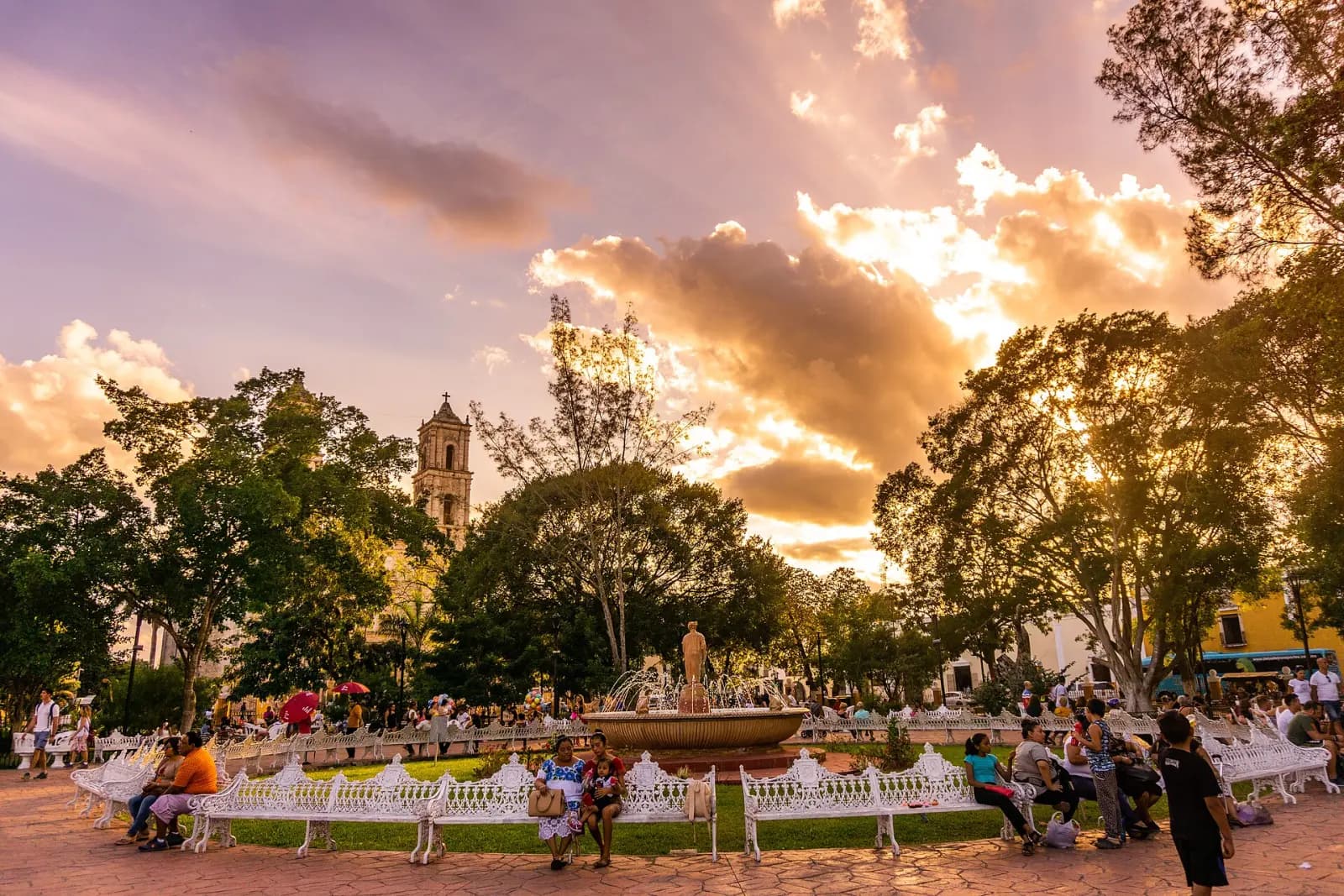 Atardecer en el Parque Francisco Cantón Rosado de Valladolid con la iglesia de San Servacio al fondo