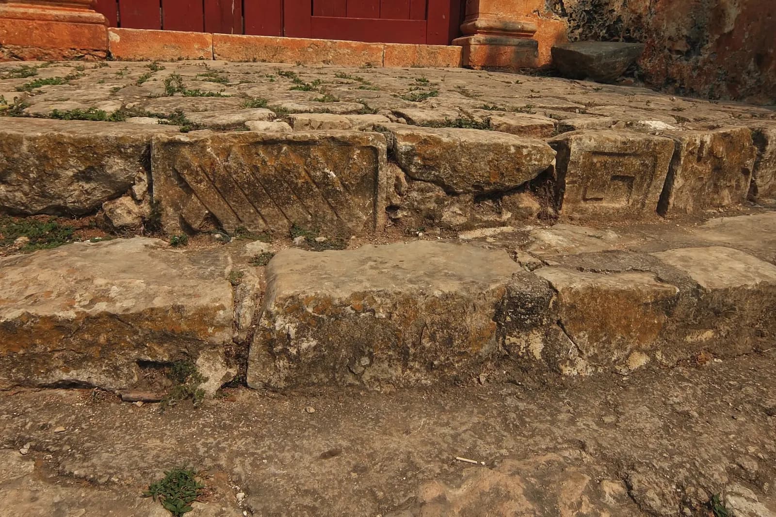 Bloques mayas labrados reutilizados en la base de la iglesia de Tixcuytún, Yucatán