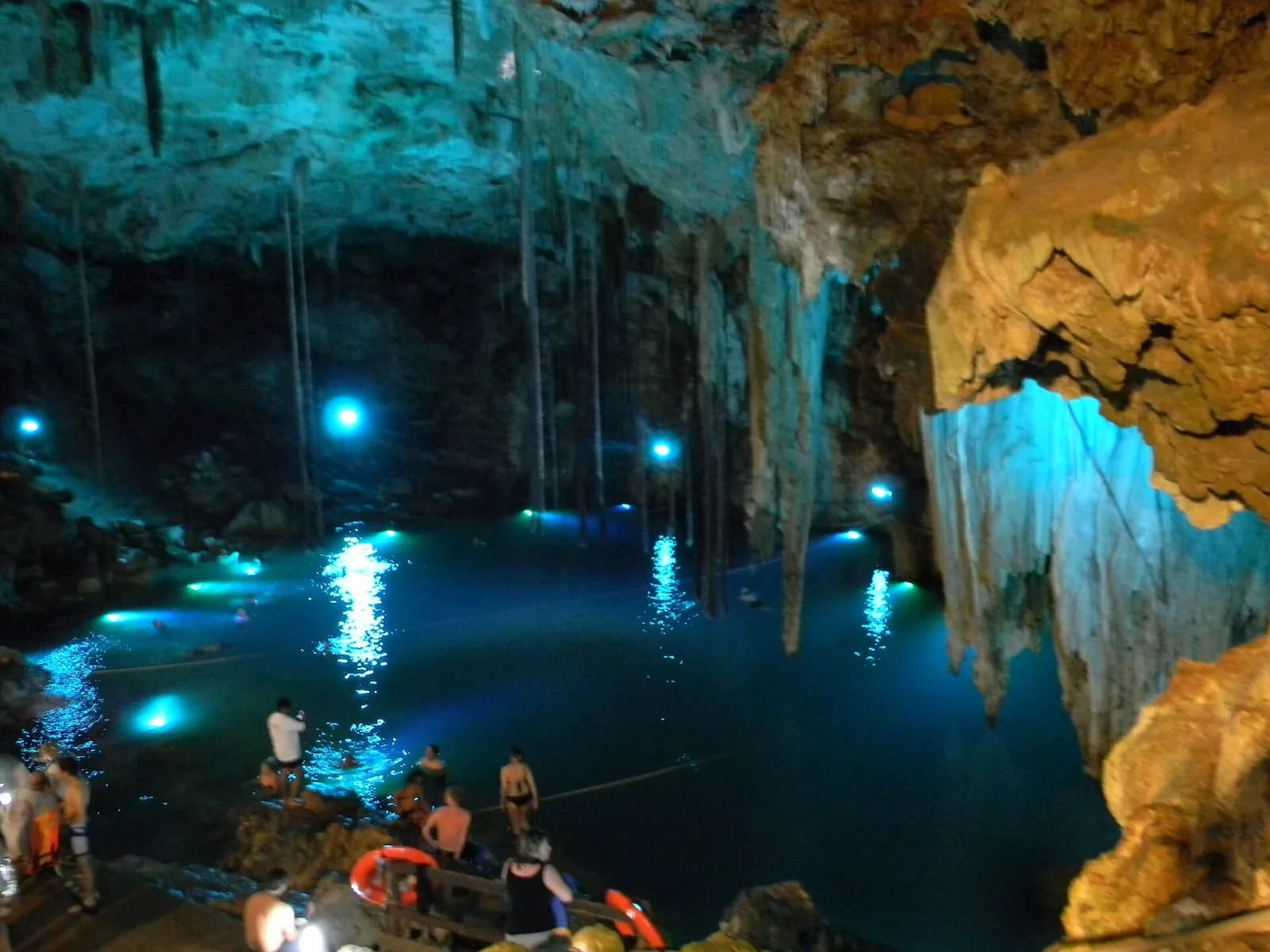 Bóveda del cenote X’kekén con estalactitas y agua turquesa iluminada, Dzitnup, Yucatán