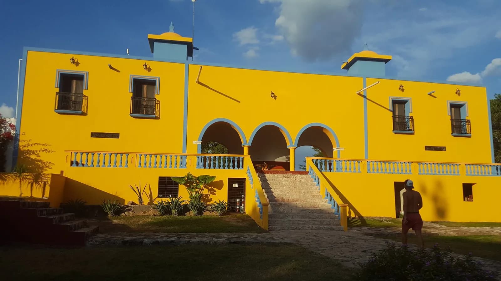 Casa principal amarilla con arcos de la Hacienda San Lorenzo Oxmán, al sur de Valladolid