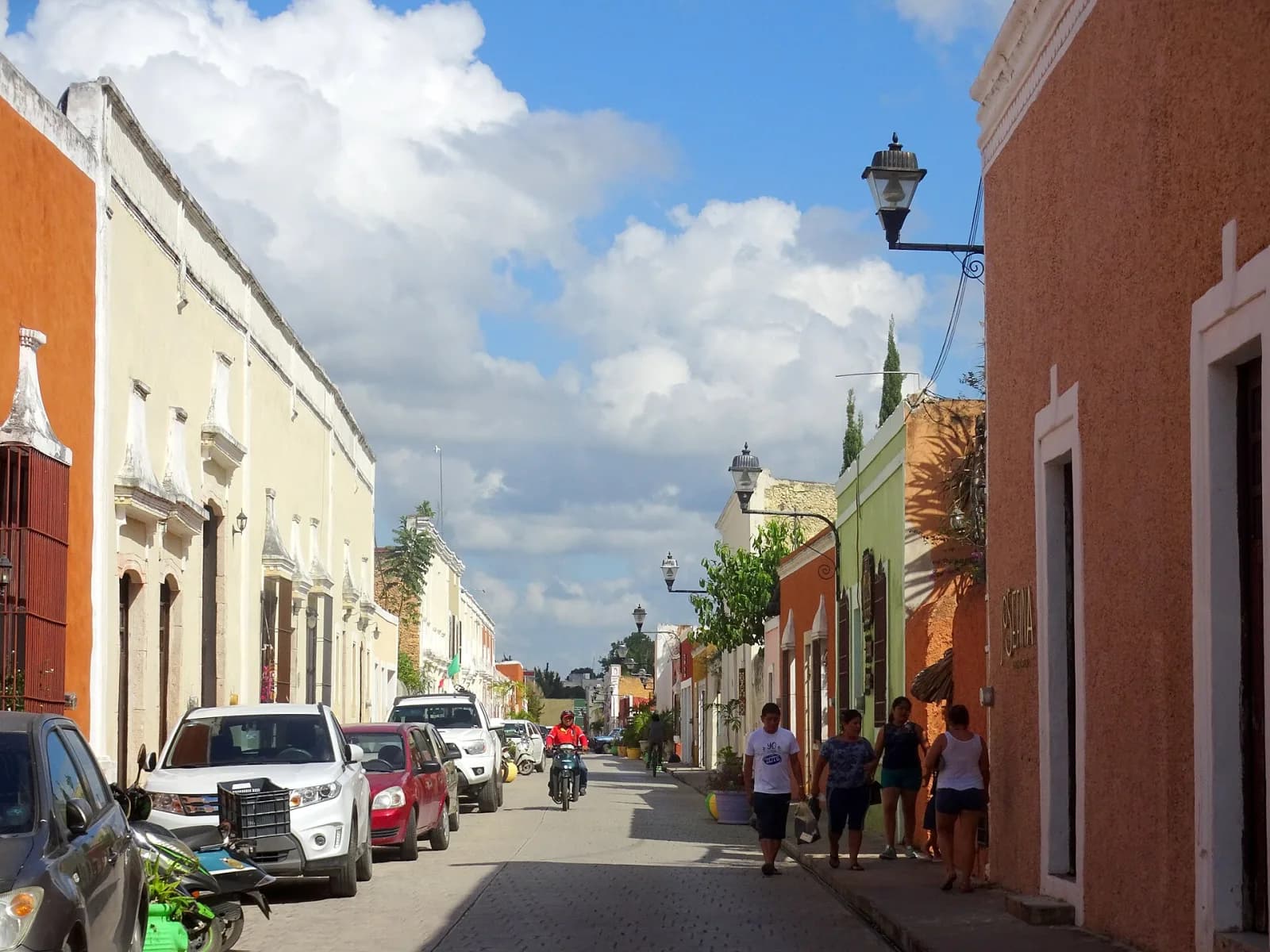 Casas de colores a lo largo de la Calzada de los Frailes en Valladolid, Yucatán