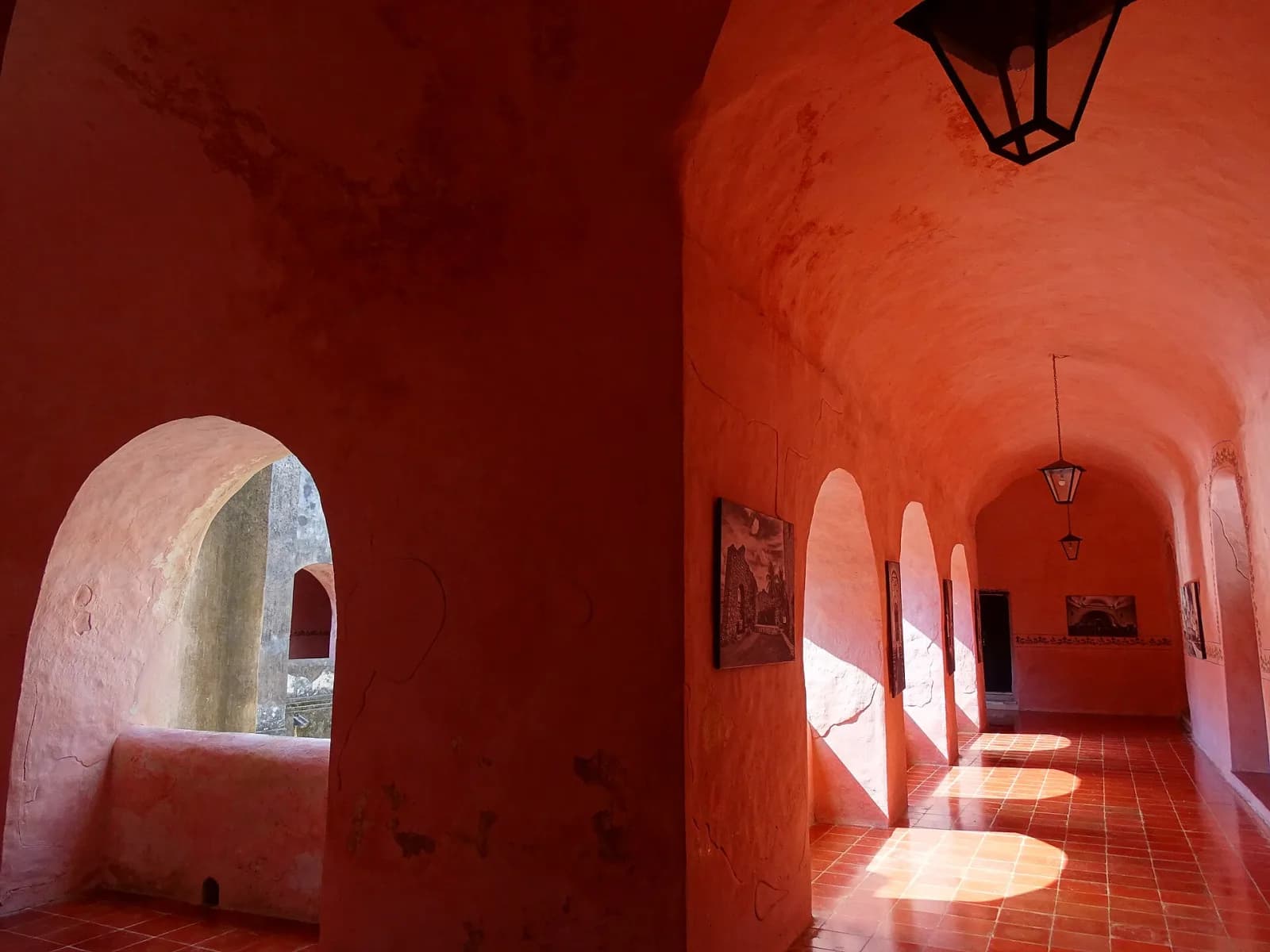 Corredor de arcos rojos del claustro del convento de San Bernardino de Siena, Valladolid