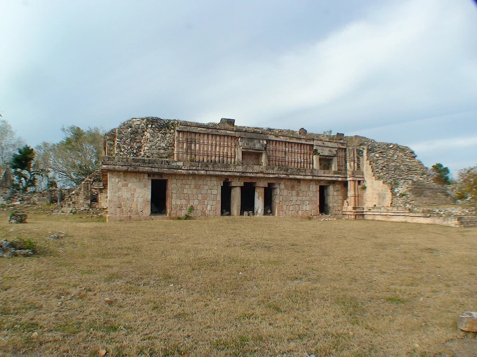 Edificio 1 del grupo Chacmultún sobre una terraza con pasto, en Tekax, Yucatán