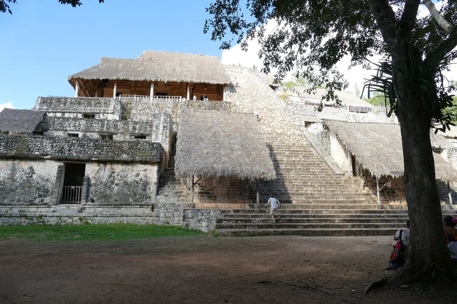 Escalinata y frisos de la Acrópolis en la zona arqueológica de Ek Balam, Yucatán
