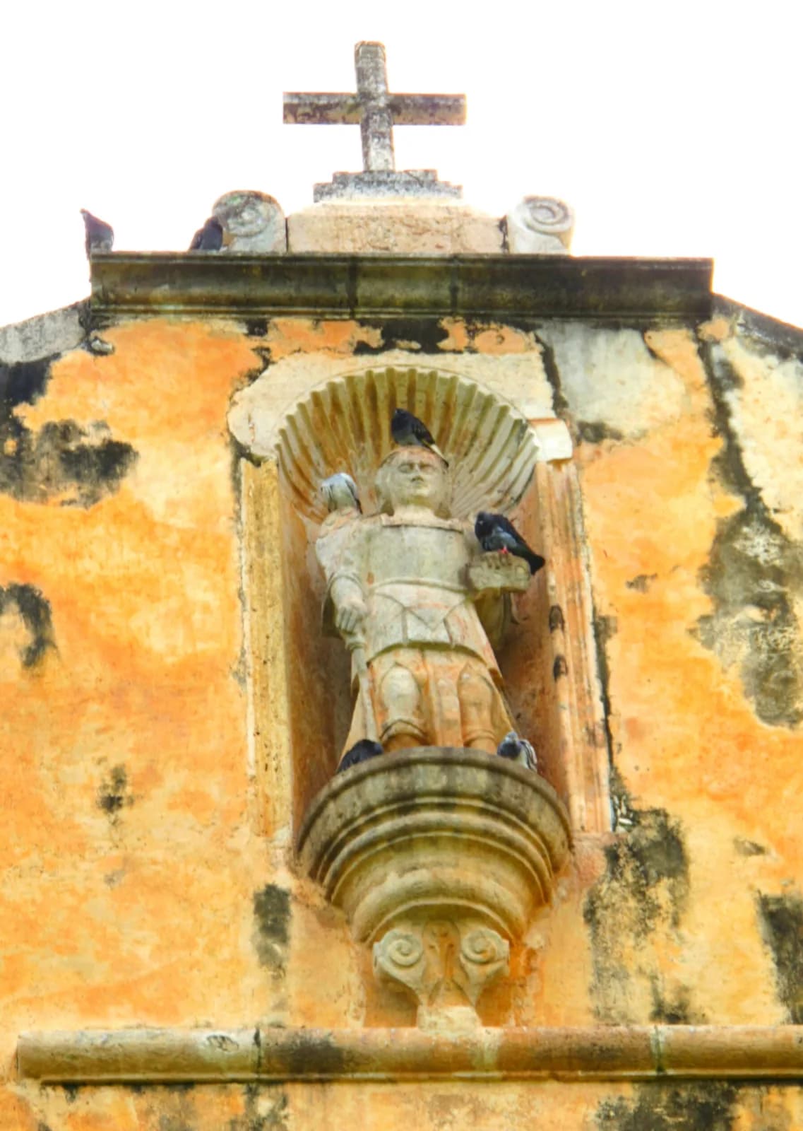 Escultura de San Miguel Arcángel en un nicho de la fachada del convento de Maní