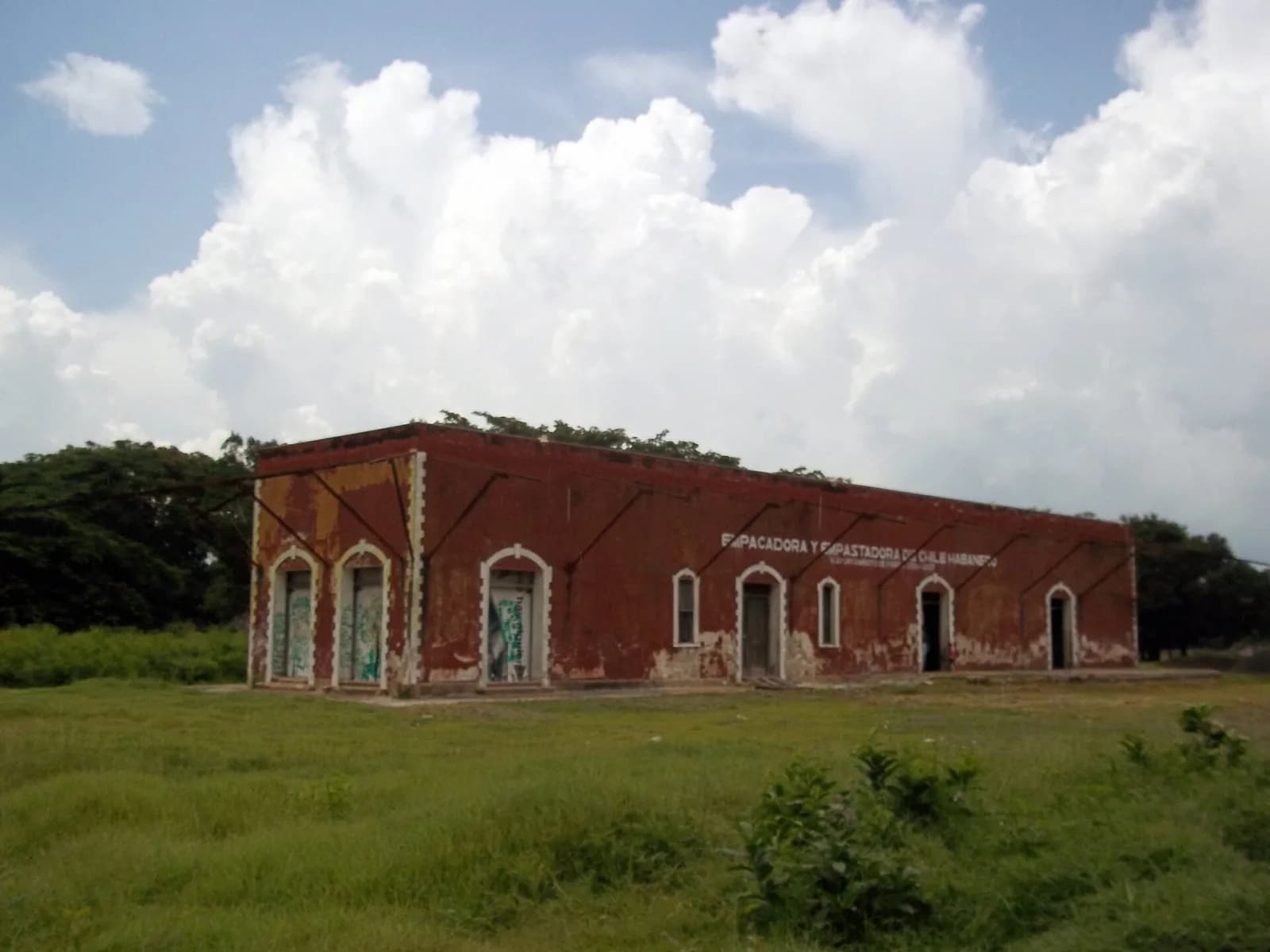 Estación de ferrocarril de Espita en 2013, antes de su restauración, con el letrero de empacadora de chile