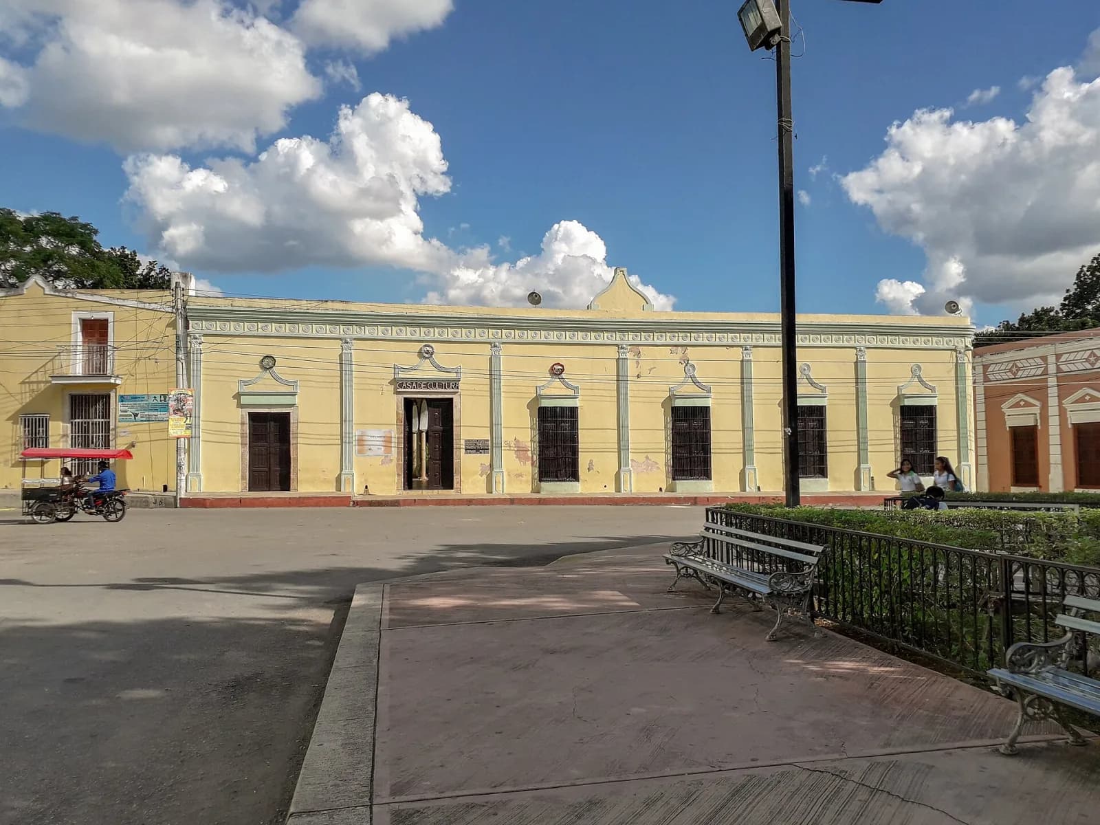 Fachada de la Casa de la Cultura de Espita vista desde las bancas del parque Melchor Ocampo