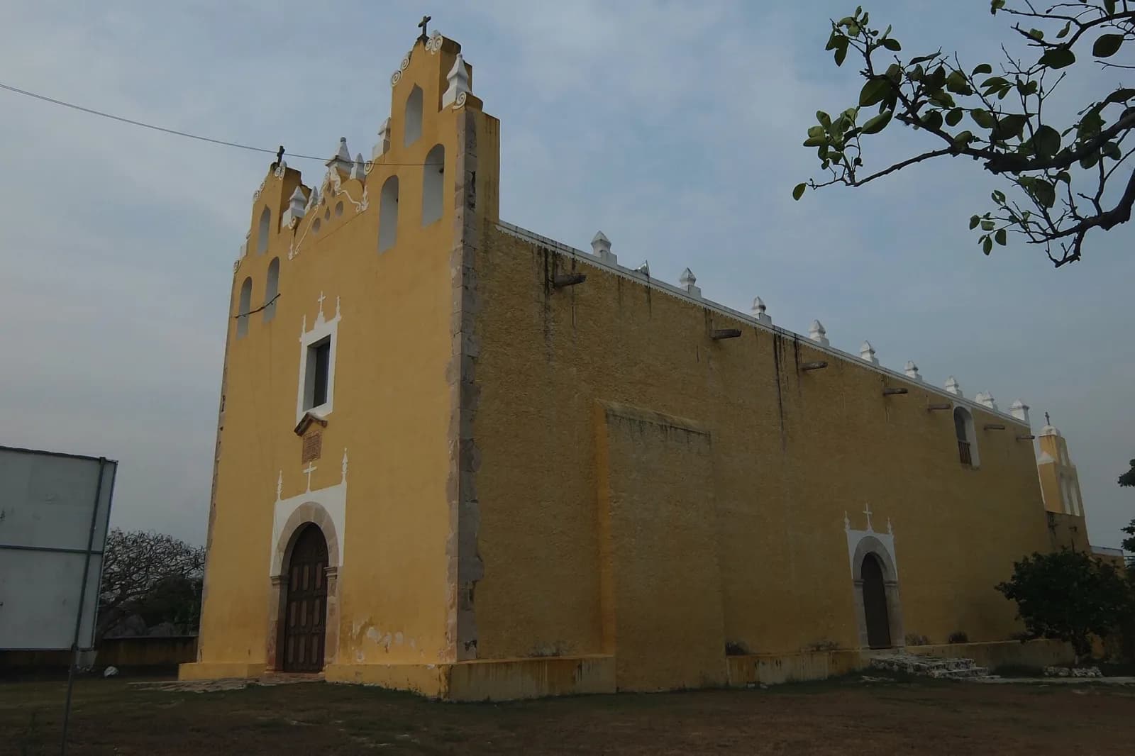 Fachada y costado de la iglesia de Santa María Magdalena en Tipikal, municipio de Maní, Yucatán