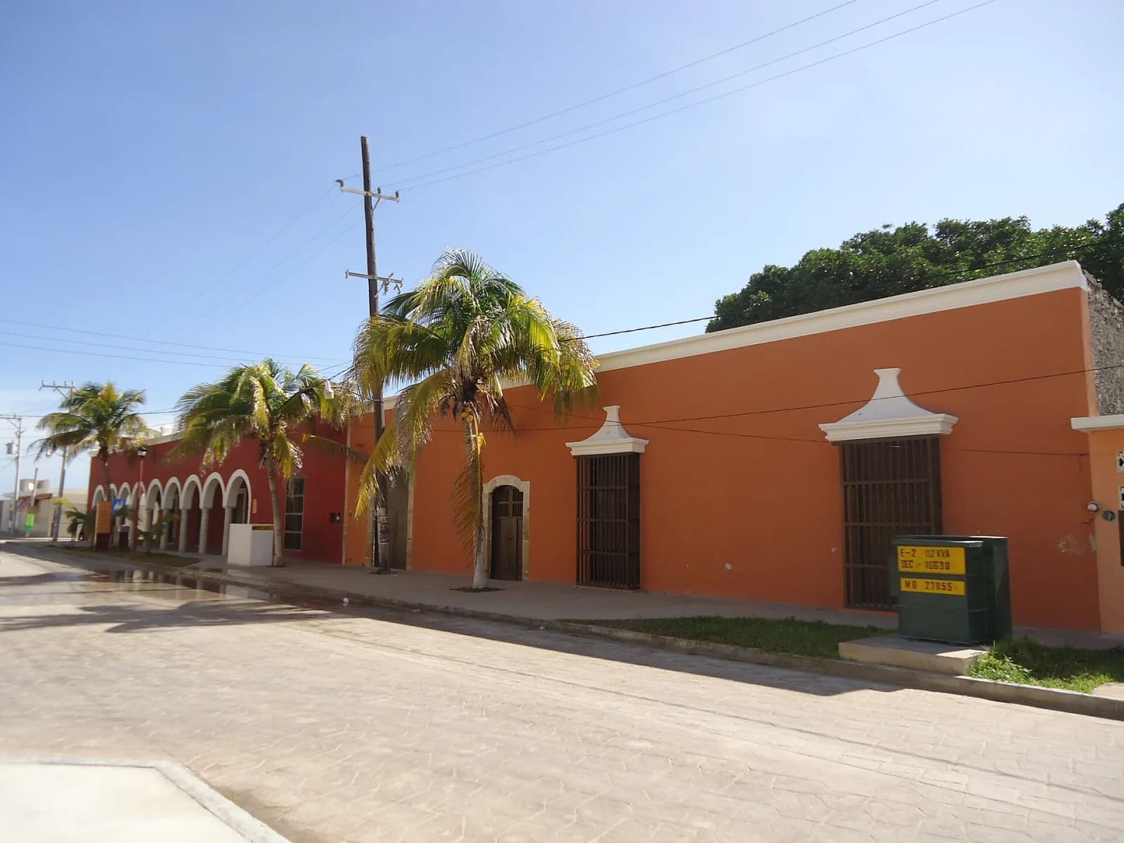 Fachadas naranjas de la ex aduana marítima y de la casa donde se hospedó Carlota en Sisal, Yucatán