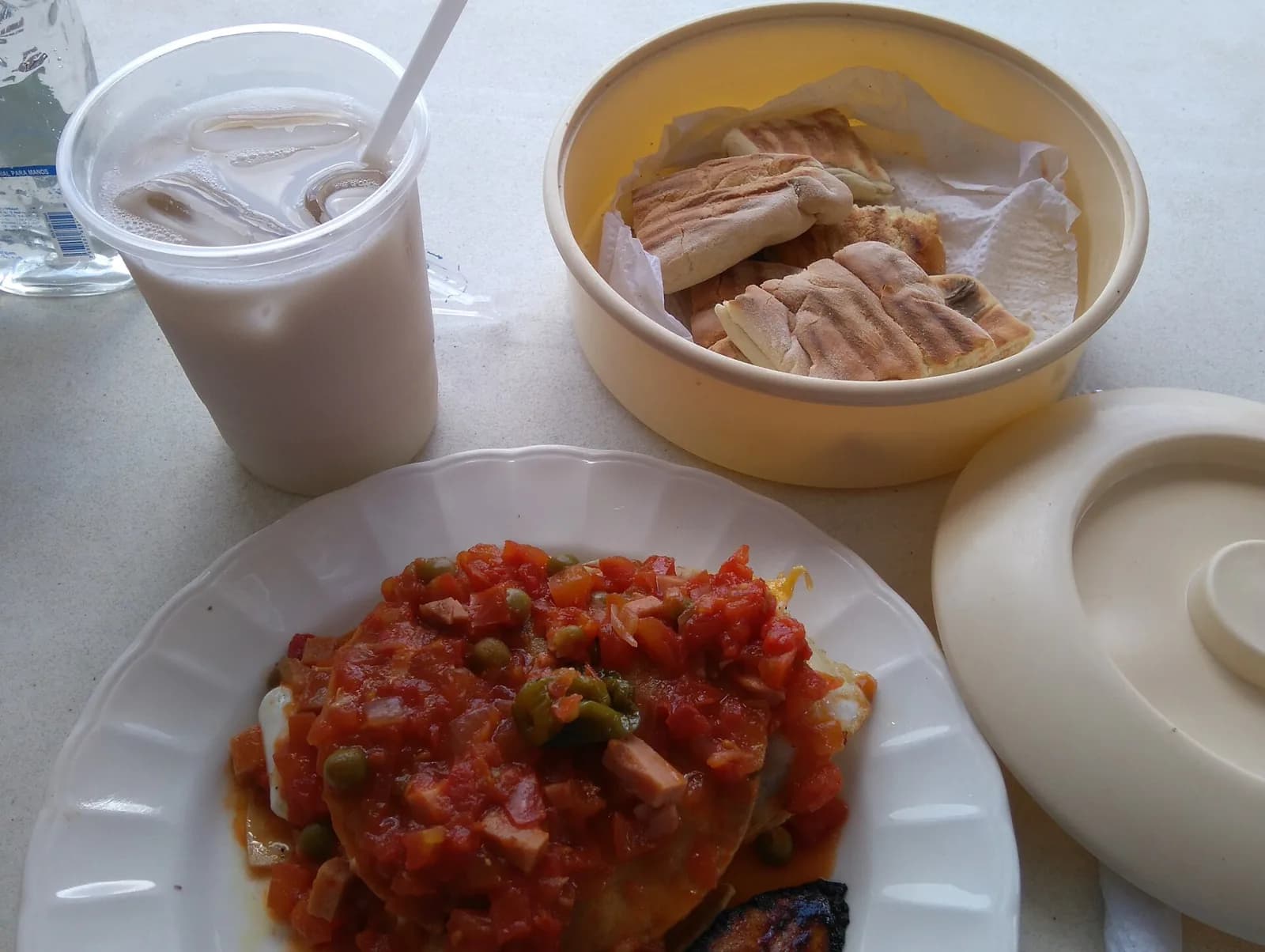 Huevos motuleños con horchata y pan francés en el mercado de Motul, Yucatán
