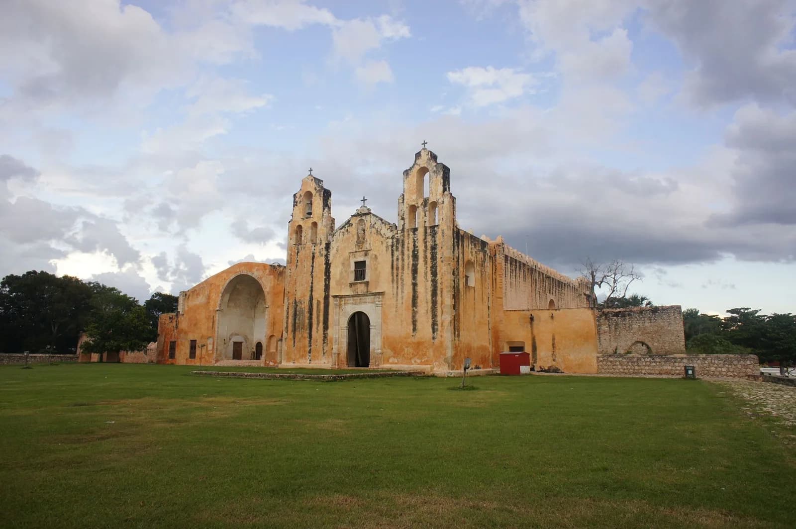 Iglesia y exconvento de San Miguel Arcángel de Maní con el atrio en primer plano y cielo nublado