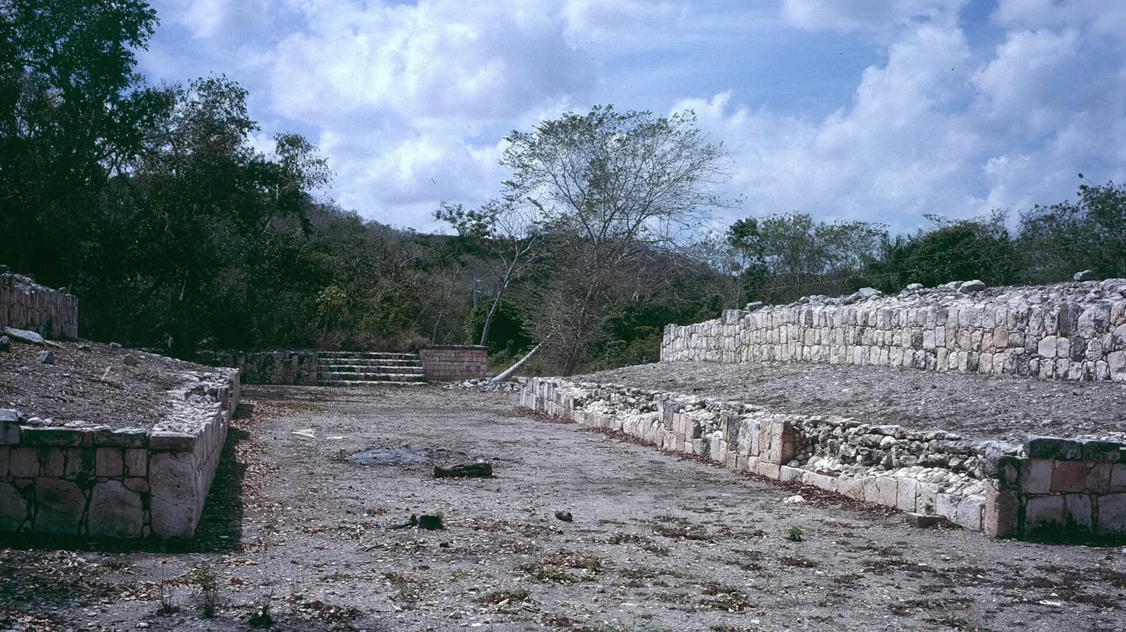 Juego de pelota de la zona arqueológica de Chacmultún, en Tekax, Yucatán