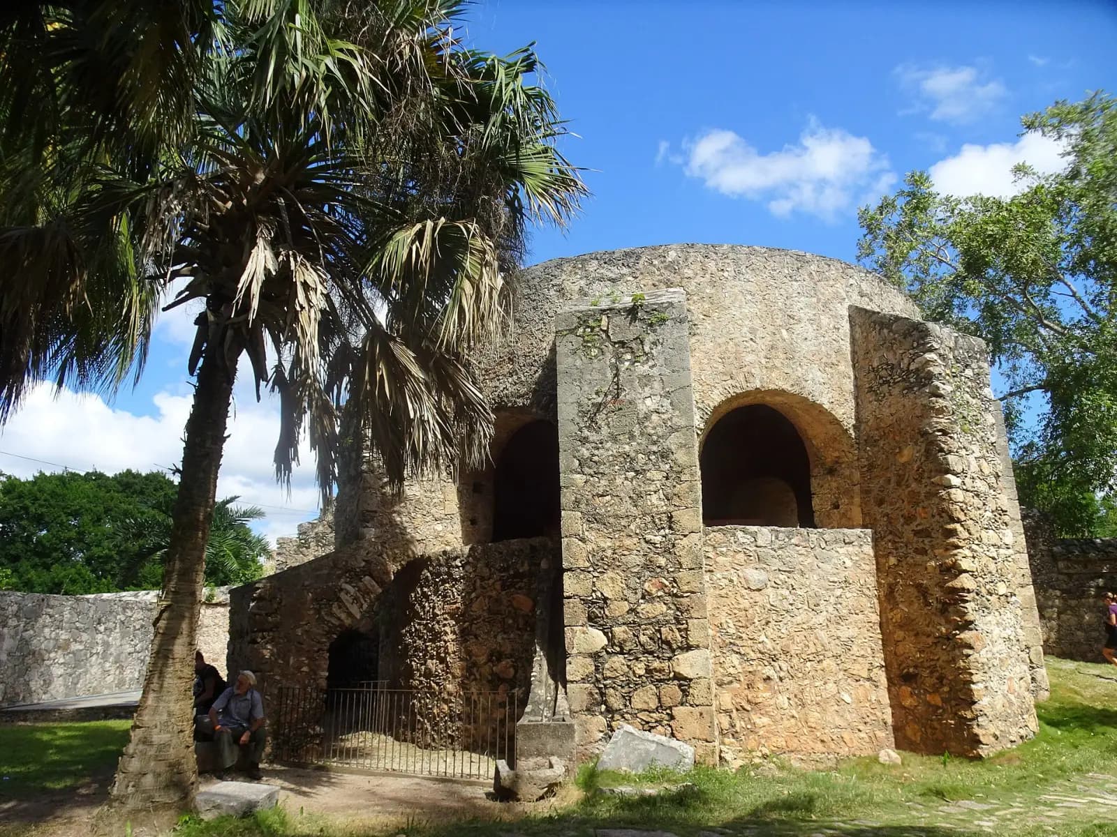 Noria de piedra sobre el cenote en la huerta del convento de San Bernardino de Siena, Valladolid