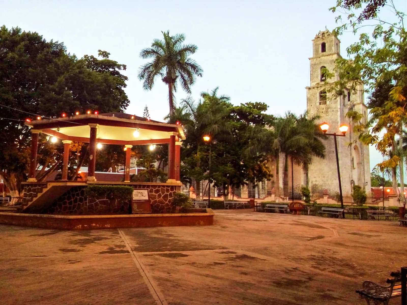 Quiosco iluminado del parque Melchor Ocampo al anochecer, junto a la iglesia de San José de Espita