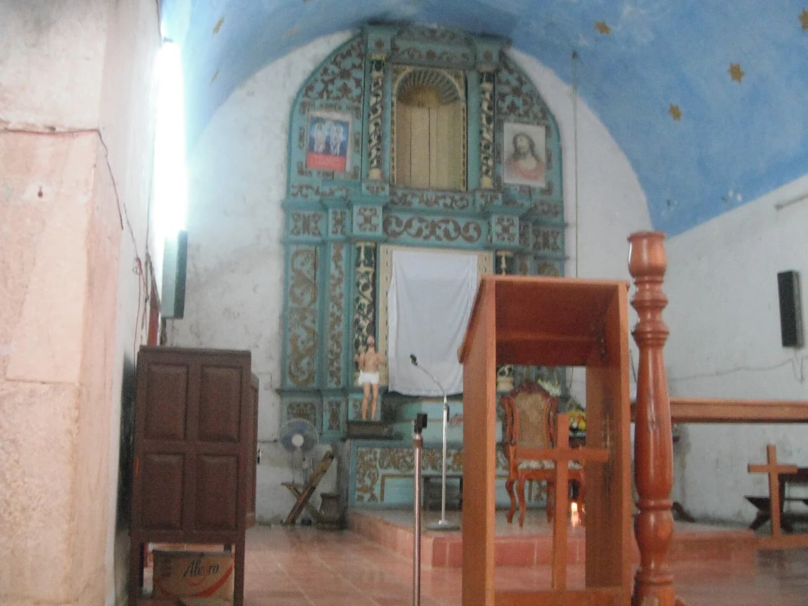 Retablo del altar mayor en el interior de la iglesia de Tixcuytún, Yucatán