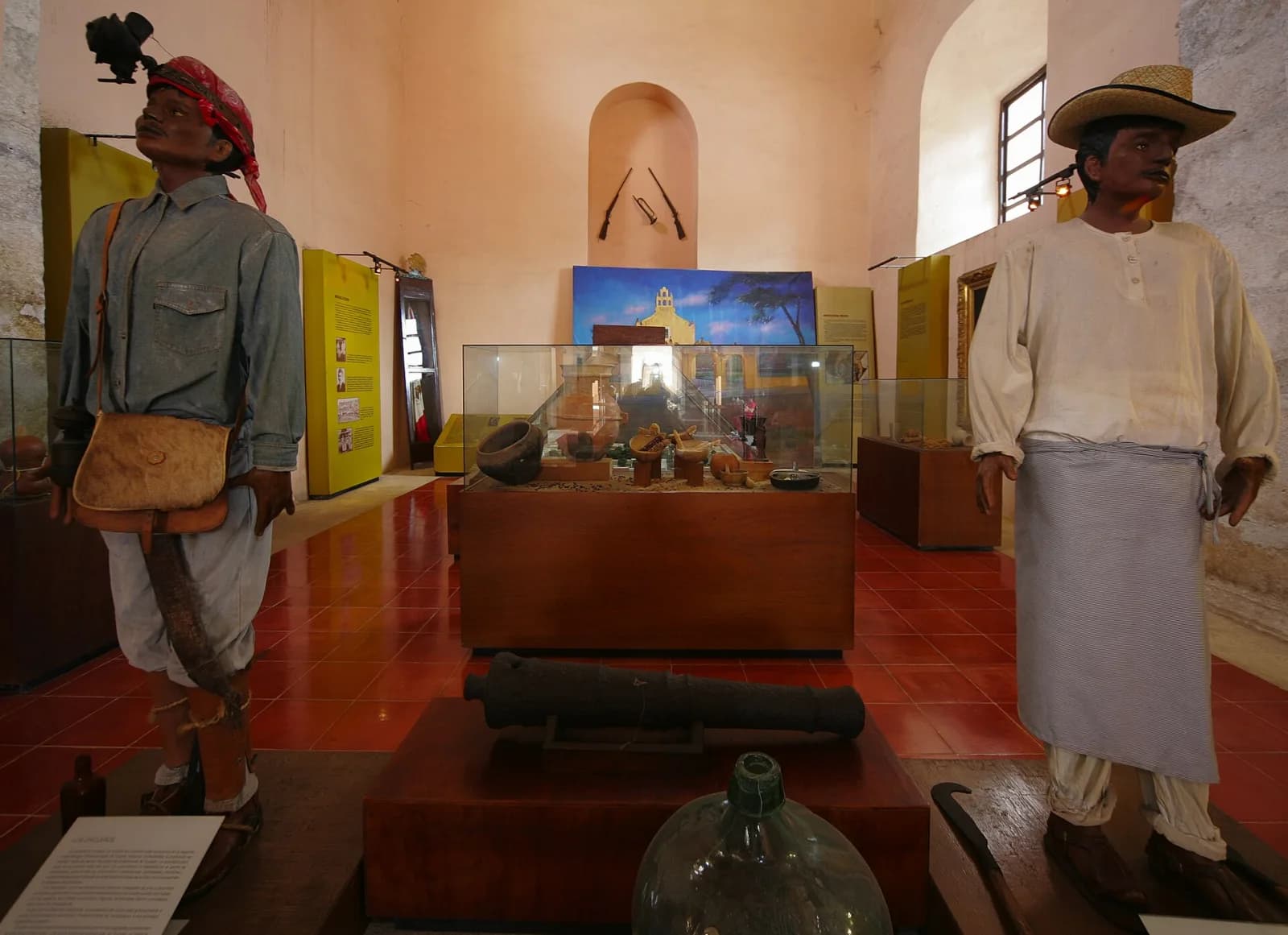 Sala del Museo de San Roque con vitrinas y figuras con ropa tradicional, Valladolid