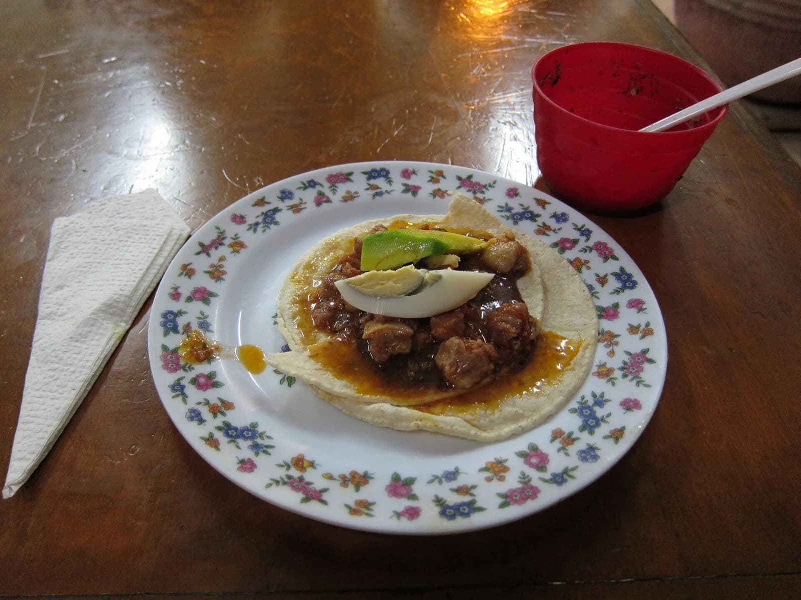 Taco de lomitos de Valladolid con huevo duro servido en el mercado de Valladolid, Yucatán